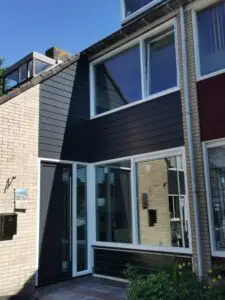 deur gevelbekleding grijs en kozijn wit