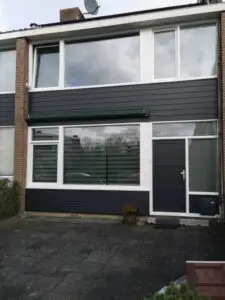 gevelbekleding, deur, kozijnen antraciet wit